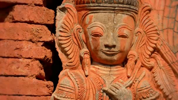 Antica statua di pietra rossa. Birmania. Lago Inle — Video Stock