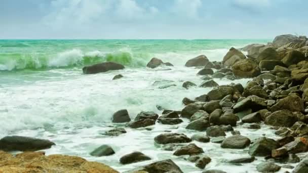 Orilla rocosa de un mar tropical en clima nublado. Grandes olas — Vídeos de Stock
