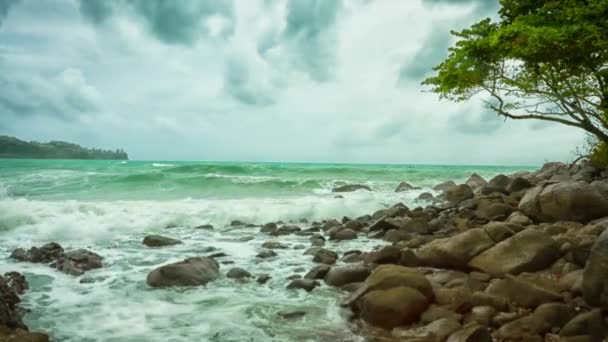 Orilla rocosa desierta del mar tropical en un día nublado — Vídeos de Stock