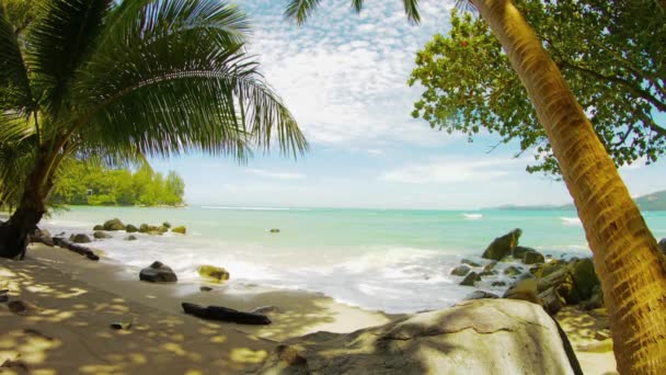 Playa tropical sin gente. Tailandia. Playa de Hua — Vídeos de Stock