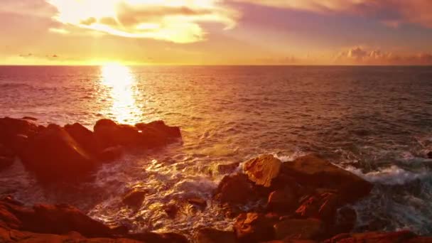 Felsiges Ufer eines tropischen Strandes vor Sonnenuntergang — Stockvideo