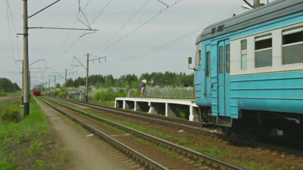 ALESHINO. RÚSSIA - CIRCA MAIO 2014: Tráfego ferroviário de passageiros perto de uma pequena estação provincial — Vídeo de Stock