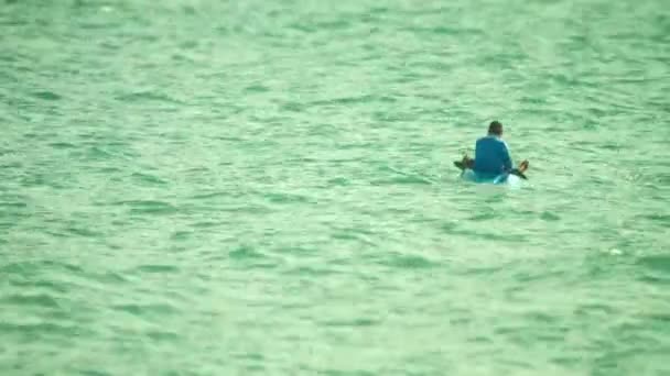 Phuket. Thailand - Circa LGO 2014: A lokale man vissen in de zee op een kajak — Stockvideo