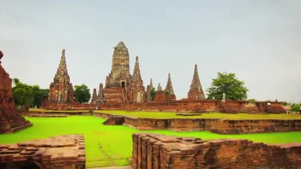 АЮТТАЯ. Таиланд - CIRCA NOV 2013: Wat Chaiwatthanaram. Буддийский храм в Аюттхая. Таиланд — стоковое видео