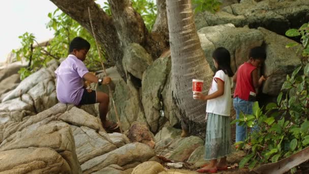 Πουκέτ. Ταϊλάνδη - γύρω στο 2014 ΥΧΕ: Τοπική παιδιά περπάτημα και παίζοντας στην παραλία ωκεανό — Αρχείο Βίντεο