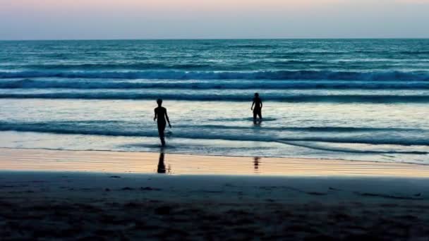 Děti hrají s míčem tropické moře při západu slunce — Stock video