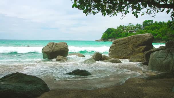 Tropical sea shore. Rocks and sand without people — Stock Video