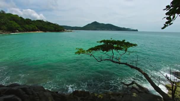 Widok na tropikalne morze zatoki z urwiska — Wideo stockowe