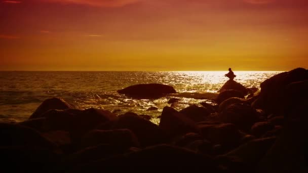 Solnedgång på tropiska havet. En ensam fiskare är fiske. Thailand. Ön Phuket — Stockvideo