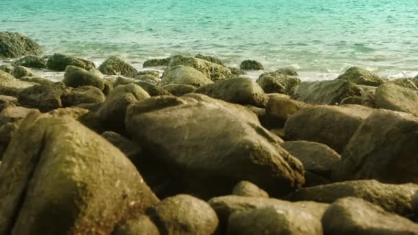 Costa del mar tropical con grandes piedras. Tailandia. Phuket. — Vídeo de stock