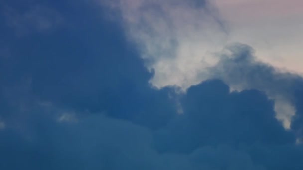 Edificio de nubes olorosas en el cielo — Vídeos de Stock