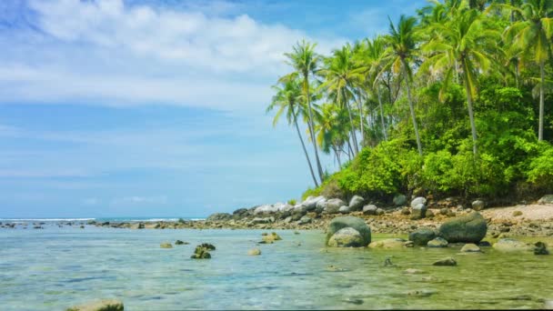 Rocky Shallows ao longo de uma praia tropical selvagem na Tailândia. Ásia — Vídeo de Stock