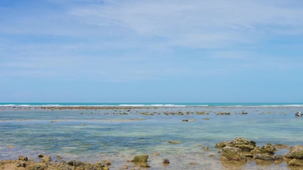 Belle île tropicale défilant en vue en Thaïlande 