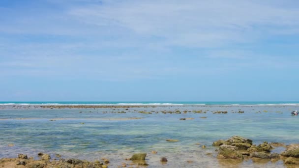 Belle île tropicale défilant en vue en Thaïlande — Video