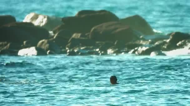 Phuket. Thailand - Circa Sep 2014: Lokale man controles vallen voor vis in de zee in de buurt van de kust — Stockvideo