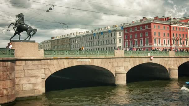 St. Petersburg. Oroszország - Circa Jun 2014: Az Anichkov hídtól leghíresebb hidat a Fontanka folyó mentén — Stock videók