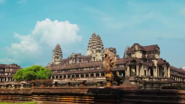 Höger till vänster förbiflygning av Angkor Wat i Time-Lapse — Stockvideo