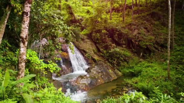 Naturalny wodospad wielopoziomowego w Tajlandii. Asia — Wideo stockowe