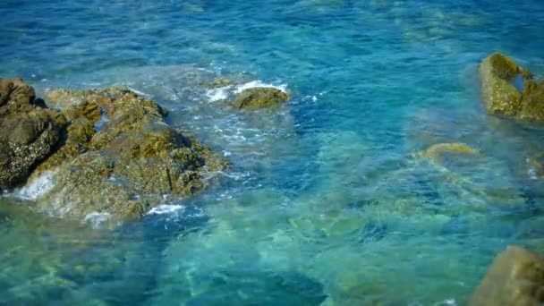 Costa tropicale dell'oceano. Rocce e onde. Thailandia. Phuket — Video Stock