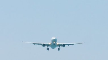 Tayland Phuket Uluslararası Havaalanı'nda İniş için Son Yaklaşım Ticari Uçak