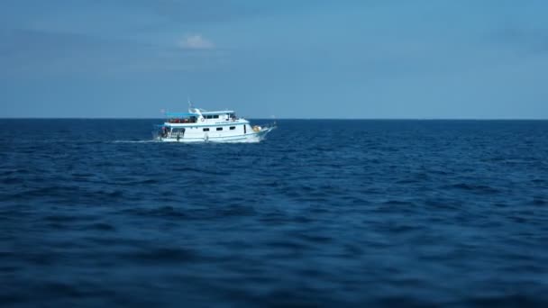 Tour Boat cruisen in de Andaman zee bij Phuket. Thailand — Stockvideo