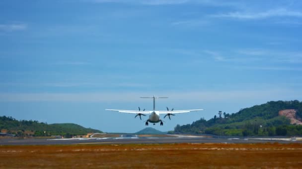 Pequeñas tierras de aviones de cercanías en el aeropuerto internacional de Phuket en Tailandia — Vídeo de stock