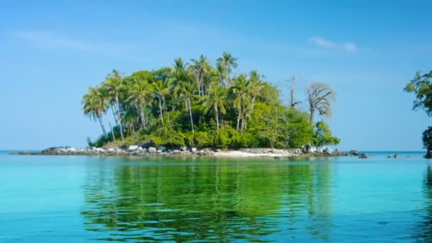 Dość. Mały. Tropikalna wyspa w pobliżu Phuket w południowej Tajlandii — Wideo stockowe
