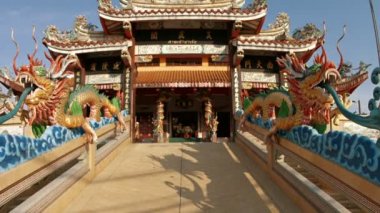 Phuket. Tayland - Circa Feb 2015: İlginç kamera tekniği Phuket Town Tha Rua Tapınağı ana girişinde bir germe optik yanılsama sonuçları. Güney Tayland.