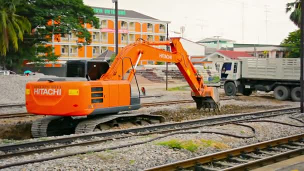 LOPBURI. THAILAND - CIRCA NOV 2013: Hydraulic excavator raking and levelling gravel at Lopburi Railway Station in Thailand. with sound. — Stock Video