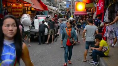 Bangkok. Tayland - Circa Feb 2015: Bangkok şehir merkezinde tipik bir ticari sokakta dolaşan turist. Tayland.
