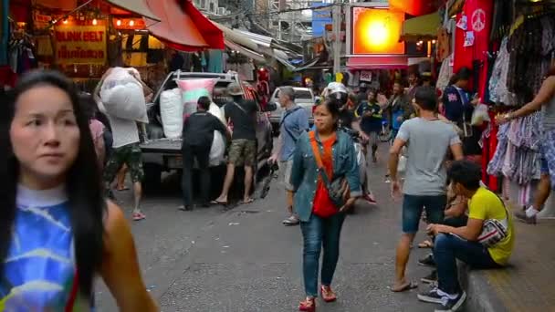 Bangkok. Thajsko-circa únor 2015: turistická kancelář, která se potulování po typické obchodní ulici v centru Bangkoku. Thajsko. — Stock video