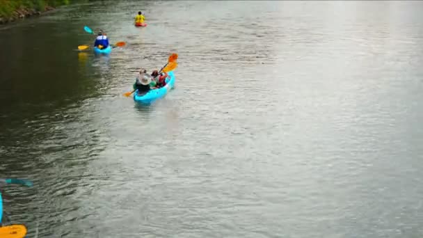 Vang vieng. laos - ca. Dez 2013: Eine große Gruppe von Touristen paddelt auf dem nam song Fluss in der Nähe von Vang Vieng. laos. — Stockvideo