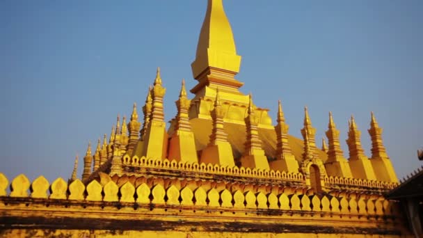 VIENTIANO. LAOS - CIRCA DEC 2013: Pha That Luang Stupa is an ancient. monumento budista coberto de ouro em Vientiane. Laos. . — Vídeo de Stock