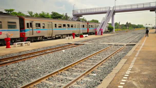 BANG PA-IN. TAILANDIA - CIRCA NOV 2013: El tren de pasajeros acelera fuera de la estación después de hacer una parada en Bang Pa-In. Tailandia . — Vídeos de Stock