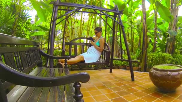 Turistico Rilassarsi su una panchina swing in Sukhothai. Tailandia — Video Stock