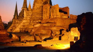 Yapay Aydınlatma Wat Phra Si Sanphet antik Stupas üzerinde garip bir ışık casts