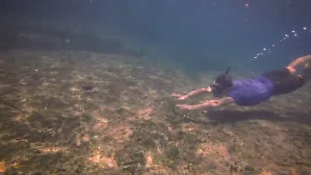 水下拍摄的沿泰国多岩石的海底的潜水员游泳 — 图库视频影像