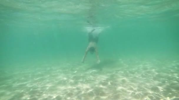 Turist sığ yüzme. Tayland Andaman Denizi'nin tropikal su — Stok video