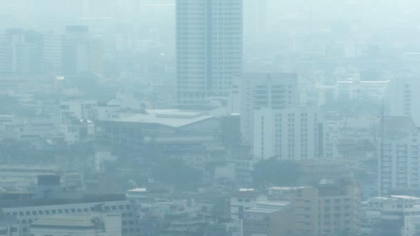 Moderne Stadt im Smog. das Problem der Ökologie — Stockvideo