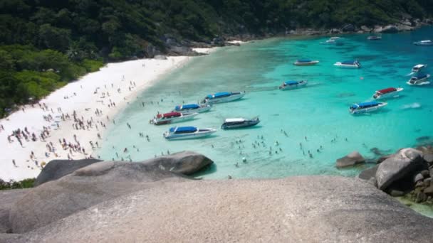 Tourists and boat traffic at the Similan Islands of Thailand — Stock Video