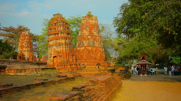 Ancient Stone Stupas perto de uma entrada para o Parque Histórico Ayutthaya na Tailândia — Vídeo de Stock