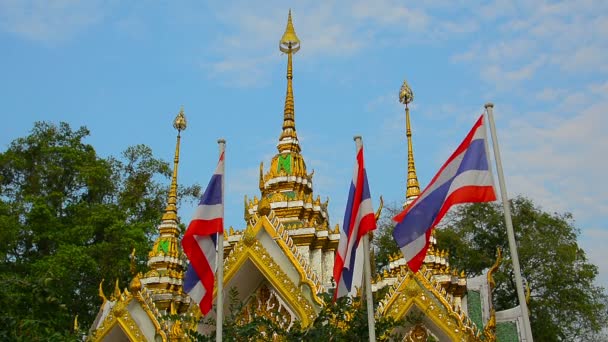 Bandeiras nacionais tailandesas sobrepostas sobre um templo budista em Ayutthaya. Tailândia — Vídeo de Stock