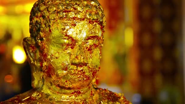 Άγαλμα του Βούδα που καλύπτονται από φύλλο χρυσού προσφορές σε Αγιουτάγια. Ταϊλάνδη — Αρχείο Βίντεο
