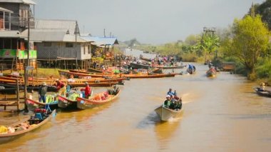 Inle Gölü. Myanmar - Circa Jan 2014: Köyde sadece tekneler kullanılır. Araba ve motosiklet yok.