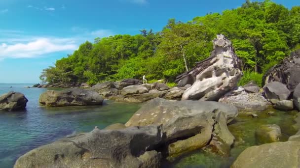 Playa rocosa en Camboya — Vídeo de stock