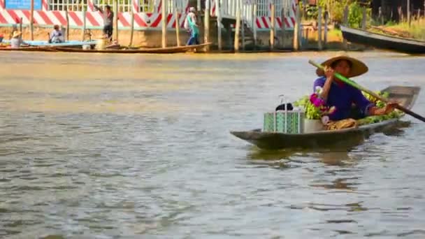 INLE LAKE. MYANMAR - CIRCA JAN 2014 : Vendeur de produits en bateau sur la rivière — Video