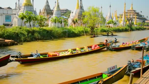 En el lago Inle. MYANMAR - CIRCA ENE 2014: Templo budista a orillas del canal — Vídeo de stock