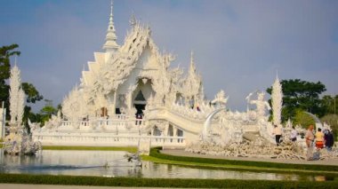 Chiang Rai. Tayland - Circa Aralık 2013: Turistler Wat Rong Khun girmek için Köprü Geçerken. Chiang Rai'nin Beyaz Tapınağı. Tayland.