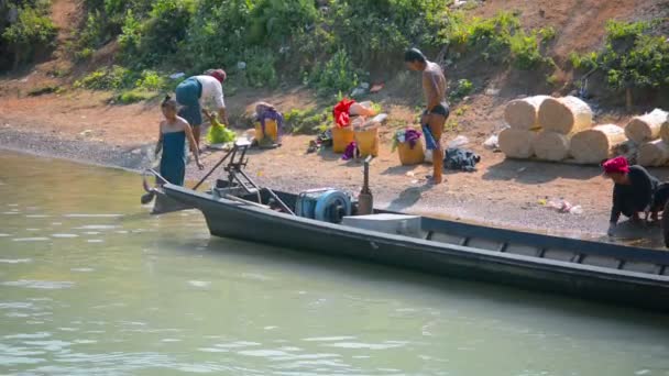 Inle Gölü. Myanmar - Circa Jan 2014: Nehir yakınında yerel halk. Normal gün aktiviteleri — Stok video