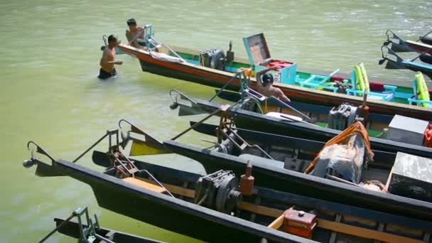 Στη λίμνη Ίνλε. Μυανμάρ-περίπου Ιαν 2014: τοπική πολυάσχολη επισκευή σκαφών. Σκάφη που χρησιμοποιούνται για την ψυχαγωγία των τουριστών. — Αρχείο Βίντεο